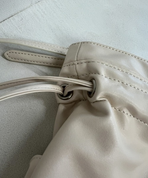 Olu.（オルドット）の「ドローストリングバッグ（ショルダーバッグ・レディース・カーキ/アイボリー/ブラック・FREE）」の6枚目の写真