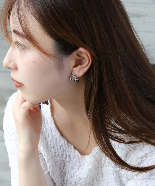 colleca la（コレカラ）の「[stainless] トリプルラインフープピアス〈金属アレルギー対応〉（ピアス（両耳用）・レディース・ゴールド/シルバー・ﾌﾘ-）」の3枚目の写真