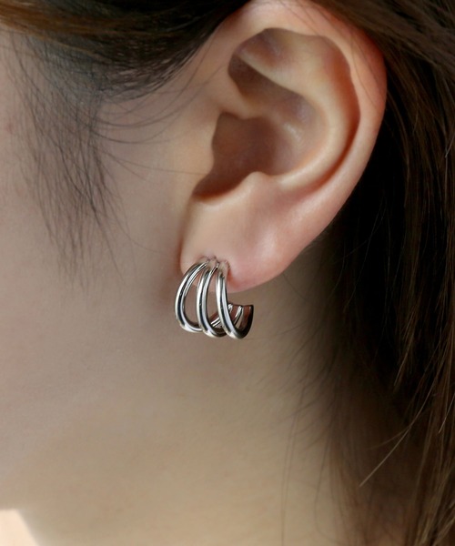 colleca la（コレカラ）の「[stainless] トリプルラインフープピアス〈金属アレルギー対応〉（ピアス（両耳用）・レディース・ゴールド/シルバー・ﾌﾘ-）」の5枚目の写真