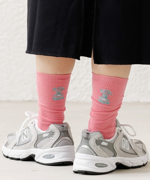 mili an deni（ミリアンデニ）の「リブクルー丈刺繍ソックス（ソックス/靴下・レディース・ブラック/ピンク/ネイビー/グリーン/オレンジ/ホワイト・F）」の5枚目の写真