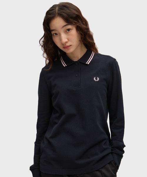 FRED PERRY(フレッドペリー)の「The Fred Perry Shirt - G3636/フレッドペリー長袖ポロシャツ(ポロシャツ・レディース・ネイビー/ブラック/ピンク/ブラック系その他/ベージュ/ブラック系その他2/ブラウン/ネイビー系/ホワイト/ブラック系その他3/ネイビー系2/ネイビー系3/ブラック系その他4/ホワイト系その他/ベージュ系その他/ダークグレー/ブラック系その他5/グレー系その他/ホワイト×ネイビー/マルーン/ピンク系その他/プラム/ベージュ系その他2/ネイビー系1・10/8/12)」の18枚目の写真