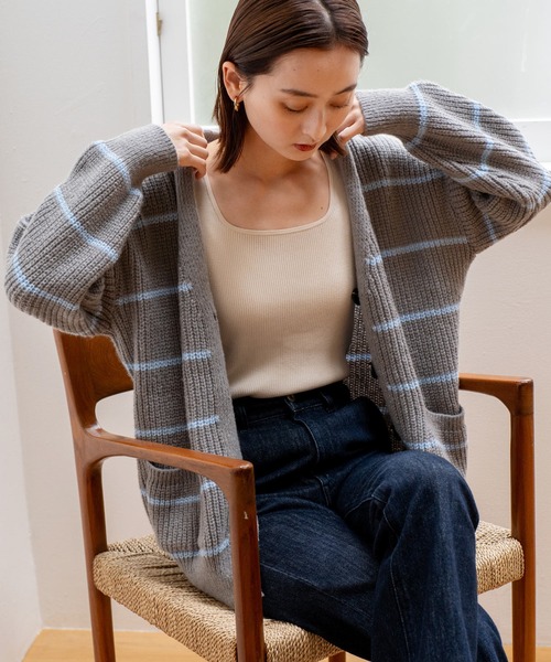 VitaFelice（ヴィータフェリーチェ）の「ボーダーVネック ニットカーディガン（カーディガン/ボレロ・レディース・ホワイト/グレー・FREE）」の2枚目の写真