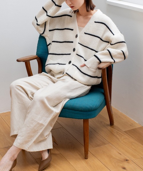 VitaFelice（ヴィータフェリーチェ）の「ボーダーVネック ニットカーディガン（カーディガン/ボレロ・レディース・ホワイト/グレー・FREE）」の11枚目の写真