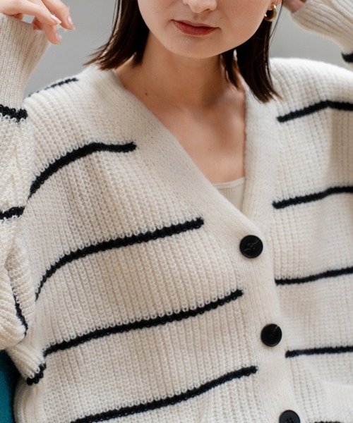 VitaFelice（ヴィータフェリーチェ）の「ボーダーVネック ニットカーディガン（カーディガン/ボレロ・レディース・ホワイト/グレー・FREE）」の14枚目の写真