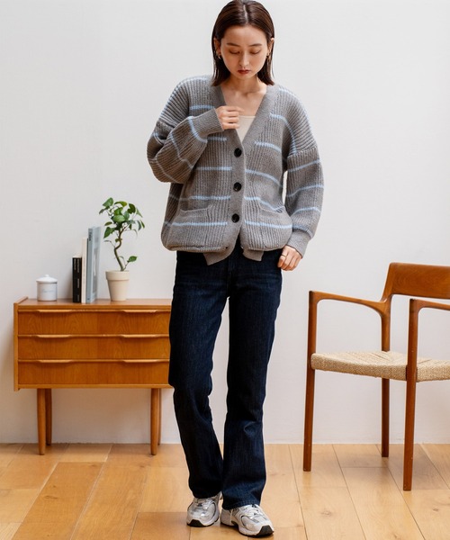 VitaFelice（ヴィータフェリーチェ）の「ボーダーVネック ニットカーディガン（カーディガン/ボレロ・レディース・ホワイト/グレー・FREE）」の6枚目の写真