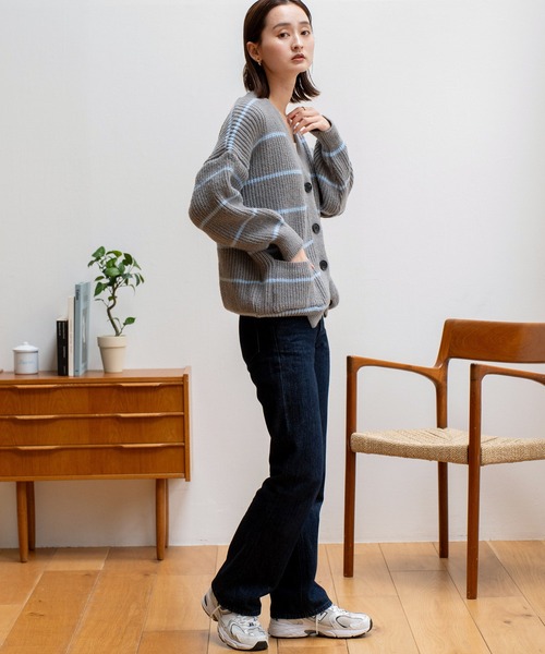 VitaFelice（ヴィータフェリーチェ）の「ボーダーVネック ニットカーディガン（カーディガン/ボレロ・レディース・ホワイト/グレー・FREE）」の7枚目の写真