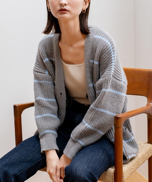 VitaFelice（ヴィータフェリーチェ）の「ボーダーVネック ニットカーディガン（カーディガン/ボレロ・レディース・ホワイト/グレー・FREE）」の15枚目の写真