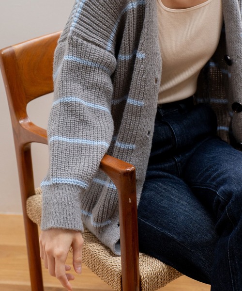 VitaFelice（ヴィータフェリーチェ）の「ボーダーVネック ニットカーディガン（カーディガン/ボレロ・レディース・ホワイト/グレー・FREE）」の16枚目の写真