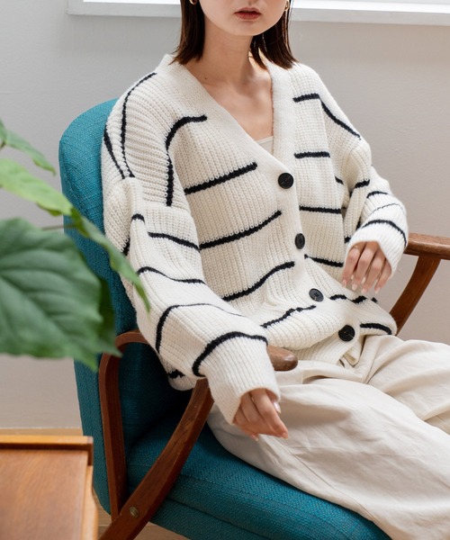 VitaFelice（ヴィータフェリーチェ）の「ボーダーVネック ニットカーディガン（カーディガン/ボレロ・レディース・ホワイト/グレー・FREE）」の18枚目の写真