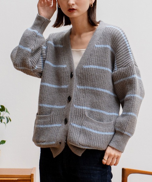 VitaFelice（ヴィータフェリーチェ）の「ボーダーVネック ニットカーディガン（カーディガン/ボレロ・レディース・ホワイト/グレー・FREE）」の20枚目の写真