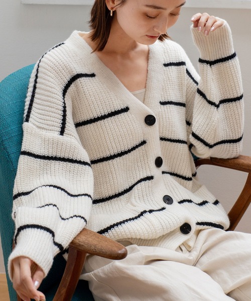 VitaFelice（ヴィータフェリーチェ）の「ボーダーVネック ニットカーディガン（カーディガン/ボレロ・レディース・ホワイト/グレー・FREE）」の19枚目の写真