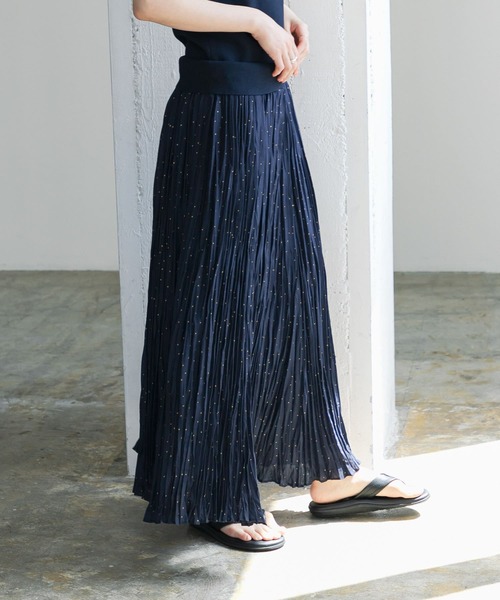URBAN RESEARCH(アーバンリサーチ)の「グリッタードットプリントスカート(スカート・レディース・ブラック/ネイビー・38/36)」の3枚目の写真