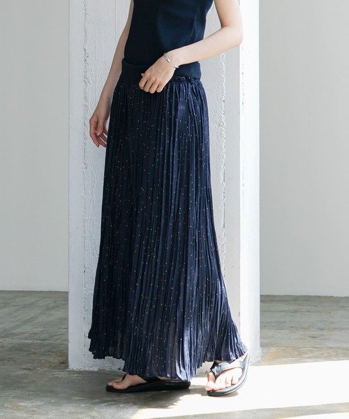 URBAN RESEARCH(アーバンリサーチ)の「グリッタードットプリントスカート(スカート・レディース・ブラック/ネイビー・38/36)」の4枚目の写真