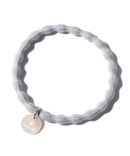 Snow Peak(スノーピーク)の「Logo charm Hair tie(ヘアゴム・レディース・ブラウン/ブラック/ライトグレー・ONE SIZE)」の3枚目の写真