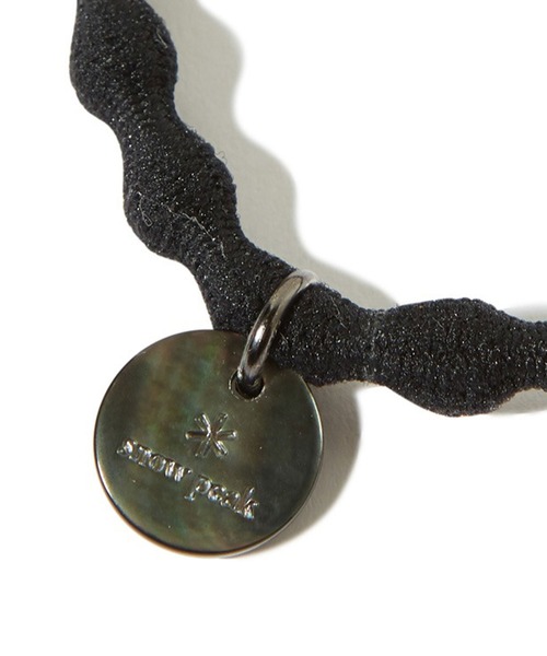 Snow Peak(スノーピーク)の「Logo charm Hair tie(ヘアゴム・レディース・ブラウン/ブラック/ライトグレー・ONE SIZE)」の4枚目の写真