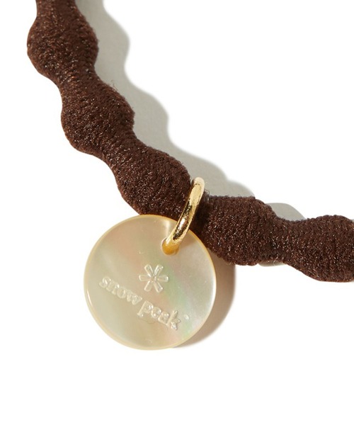 Snow Peak(スノーピーク)の「Logo charm Hair tie(ヘアゴム・レディース・ブラウン/ブラック/ライトグレー・ONE SIZE)」の5枚目の写真