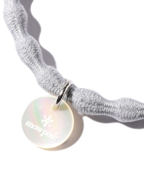 Snow Peak(スノーピーク)の「Logo charm Hair tie(ヘアゴム・レディース・ブラウン/ブラック/ライトグレー・ONE SIZE)」の6枚目の写真
