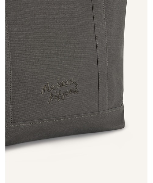 Maison Kitsune（メゾンキツネ）の「FOX HEAD LARGE TOTE（トートバッグ・メンズ・グリーン系その他/ブルー系その他/レッド系その他/ブラウン/ウィート/ダークグリーン/ベージュ/ピンクベージュ/ライトブラック/グレー系その他/ブラック/ワインレッド/ダークブラウン・U）」の17枚目の写真