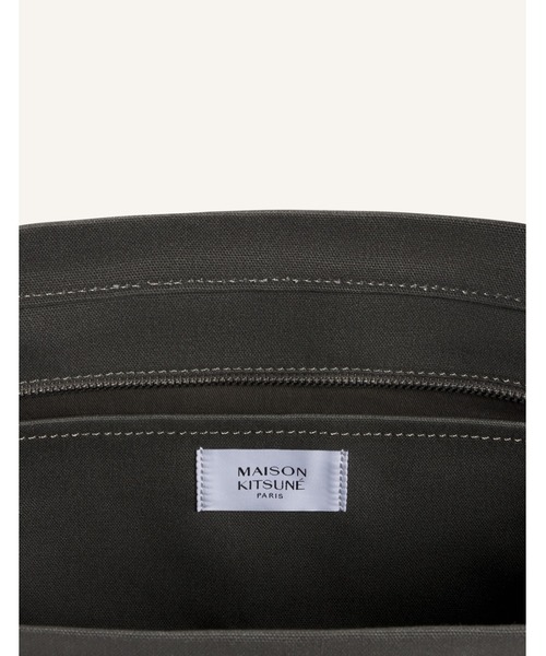 Maison Kitsune（メゾンキツネ）の「FOX HEAD LARGE TOTE（トートバッグ・メンズ・グリーン系その他/ブルー系その他/レッド系その他/ブラウン/ウィート/ダークグリーン/ベージュ/ピンクベージュ/ライトブラック/グレー系その他/ブラック/ワインレッド/ダークブラウン・U）」の19枚目の写真