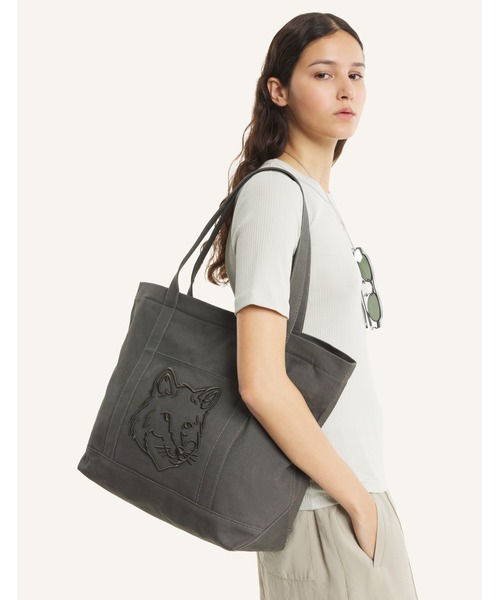 Maison Kitsune（メゾンキツネ）の「FOX HEAD LARGE TOTE（トートバッグ・メンズ・グリーン系その他/ブルー系その他/レッド系その他/ブラウン/ウィート/ダークグリーン/ベージュ/ピンクベージュ/ライトブラック/グレー系その他/ブラック/ワインレッド/ダークブラウン・U）」の20枚目の写真