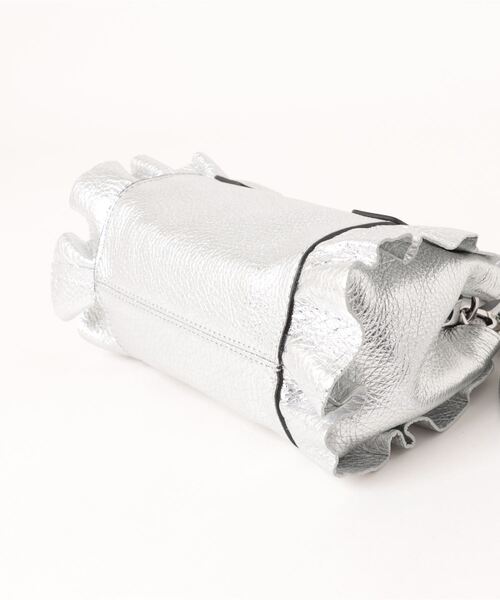 RIPANI（リパーニ）の「【RIPANI】メタリックレザーフリルデザインミニバッグ(Q46518)（ハンドバッグ・レディース・シルバー・ALL）」の3枚目の写真