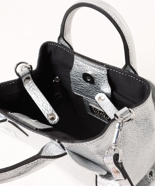 RIPANI（リパーニ）の「【RIPANI】メタリックレザーフリルデザインミニバッグ(Q46518)（ハンドバッグ・レディース・シルバー・ALL）」の4枚目の写真