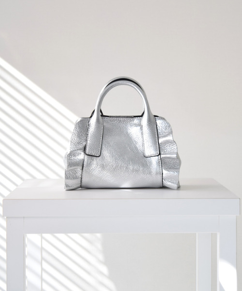 RIPANI（リパーニ）の「【RIPANI】メタリックレザーフリルデザインミニバッグ(Q46518)（ハンドバッグ・レディース・シルバー・ALL）」の6枚目の写真