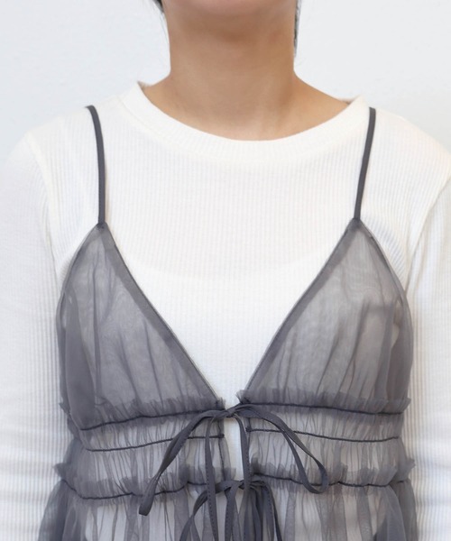 andme（アンドミー）の「フロントリボンチュールキャミソールビスチェ（キャミソール・レディース・チャコールグレー/ブラック/アイボリー・M）」の9枚目の写真