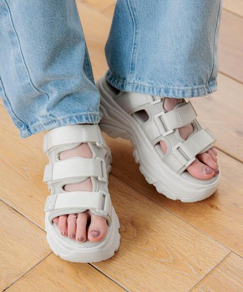INGNI（イング）の「厚底ベルクロスポサン（サンダル・レディース・アイボリー/ブラック・M/L）」の7枚目の写真