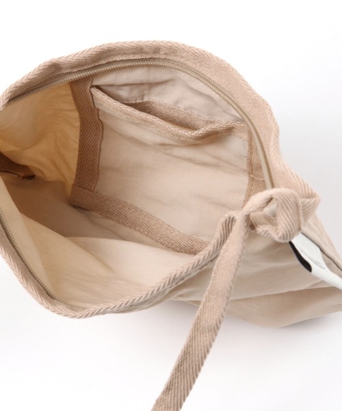 LAKOLE（ラコレ）の「ライトサコッシュ / 117052（ショルダーバッグ・レディース・ブラック/ベージュ・FREE）」の4枚目の写真