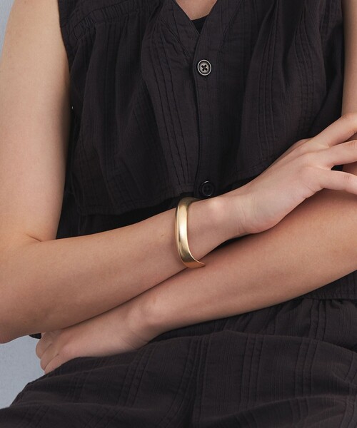 green label relaxing（グリーンレーベルリラクシング）の「ニュアンスカーブ メタルバングル（バングル/リストバンド・レディース・シルバー/ゴールド・FREE）」の3枚目の写真