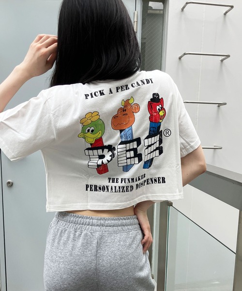 GLAMOROUS JANE（グラマラスジェーン）の「PEZバックプリントショート丈Tシャツ（Tシャツ/カットソー・レディース・チャコールグレー/オフホワイト/ブラック・FREE）」の2枚目の写真