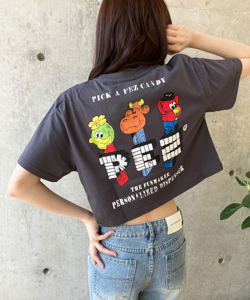 GLAMOROUS JANE（グラマラスジェーン）の「PEZバックプリントショート丈Tシャツ（Tシャツ/カットソー・レディース・チャコールグレー/オフホワイト/ブラック・FREE）」の4枚目の写真