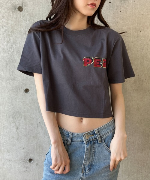 GLAMOROUS JANE（グラマラスジェーン）の「PEZバックプリントショート丈Tシャツ（Tシャツ/カットソー・レディース・チャコールグレー/オフホワイト/ブラック・FREE）」の11枚目の写真