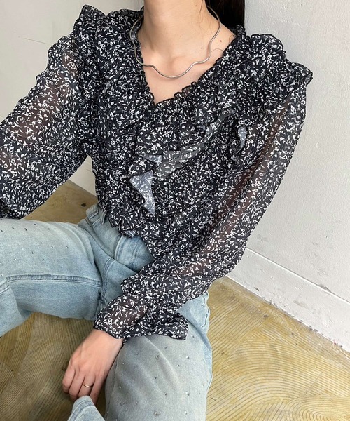 Jewelobe(ジュエローブ)の「パワーショルダーフリルシアートップス(シャツ/ブラウス・レディース・ブラック/ブルー/カーキ・FREE)」の2枚目の写真