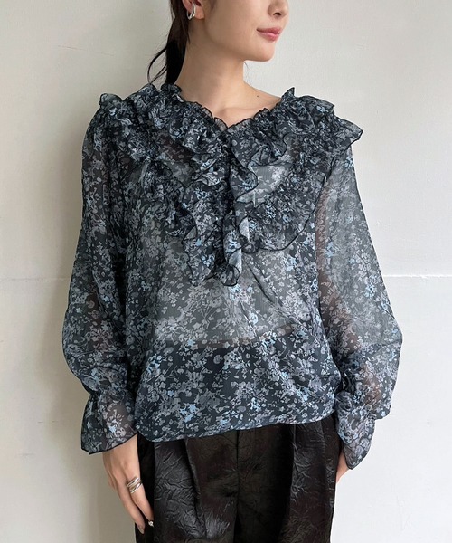 Jewelobe(ジュエローブ)の「パワーショルダーフリルシアートップス(シャツ/ブラウス・レディース・ブラック/ブルー/カーキ・FREE)」の4枚目の写真