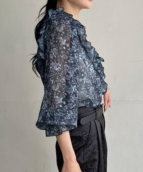 Jewelobe(ジュエローブ)の「パワーショルダーフリルシアートップス(シャツ/ブラウス・レディース・ブラック/ブルー/カーキ・FREE)」の6枚目の写真