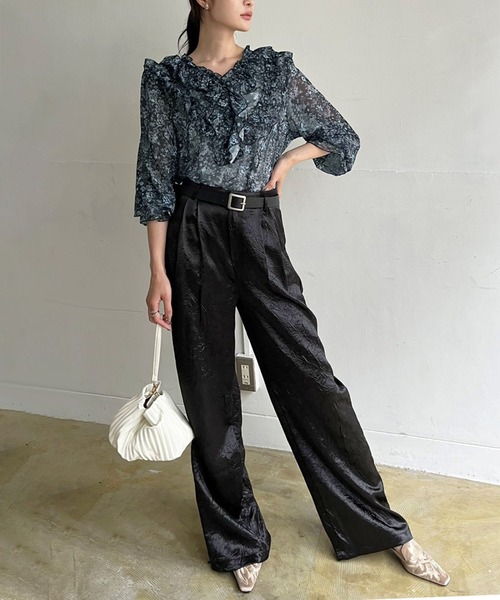 Jewelobe(ジュエローブ)の「パワーショルダーフリルシアートップス(シャツ/ブラウス・レディース・ブラック/ブルー/カーキ・FREE)」の7枚目の写真