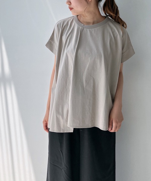 AS KNOW AS plus(アズノゥアズプラス)の「◎接触冷感 UVカット アシンメトリー フレンチスリーブタックプルオーバー(Tシャツ/カットソー・レディース・ブラック/サックスブルー/オレンジ/グレイッシュベージュ/ベージュ系/ブルー系/オレンジ系/ボルドー/ブルーグリーン・FREE)」の3枚目の写真