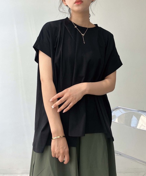 AS KNOW AS plus(アズノゥアズプラス)の「◎接触冷感 UVカット アシンメトリー フレンチスリーブタックプルオーバー(Tシャツ/カットソー・レディース・ブラック/サックスブルー/オレンジ/グレイッシュベージュ/ベージュ系/ブルー系/オレンジ系/ボルドー/ブルーグリーン・FREE)」の2枚目の写真