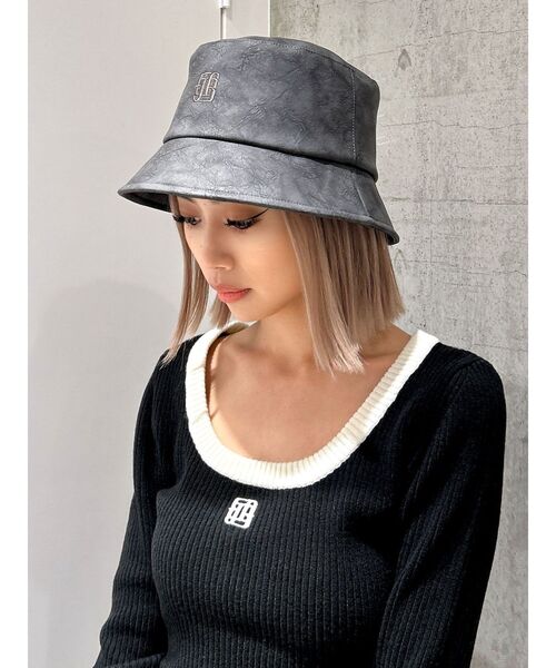 GYDA（ジェイダ）の「パターンフェイクレザーバケットハット（ハット・レディース・ベージュ/チャコールグレー・FREE）」の2枚目の写真