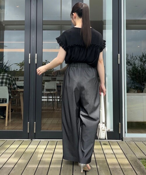 couture brooch(クチュールブローチ)の「◆【インしないでキマる長め丈】フリルデザインチュニック(チュニック・レディース・ブラック/ベージュ・42/38)」の11枚目の写真