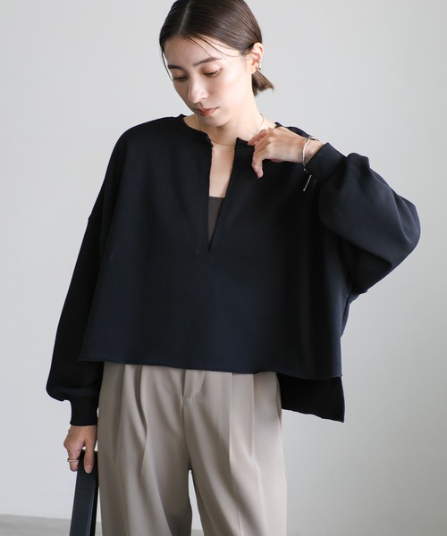 select MOCA(セレクトモカ)の「裏毛キーネックショートトップス(Tシャツ/カットソー・レディース・オフホワイト/ブラック/グレイッシュベージュ・FREE)」の1枚目の写真