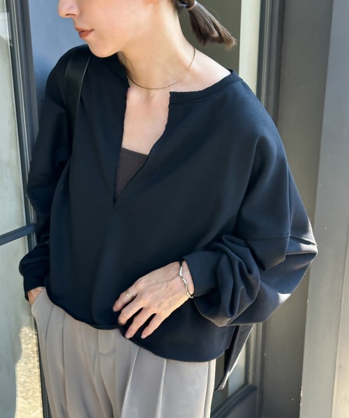 select MOCA(セレクトモカ)の「裏毛キーネックショートトップス(Tシャツ/カットソー・レディース・オフホワイト/ブラック/グレイッシュベージュ・FREE)」の4枚目の写真