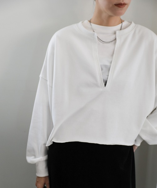 select MOCA(セレクトモカ)の「裏毛キーネックショートトップス(Tシャツ/カットソー・レディース・オフホワイト/ブラック/グレイッシュベージュ・FREE)」の13枚目の写真