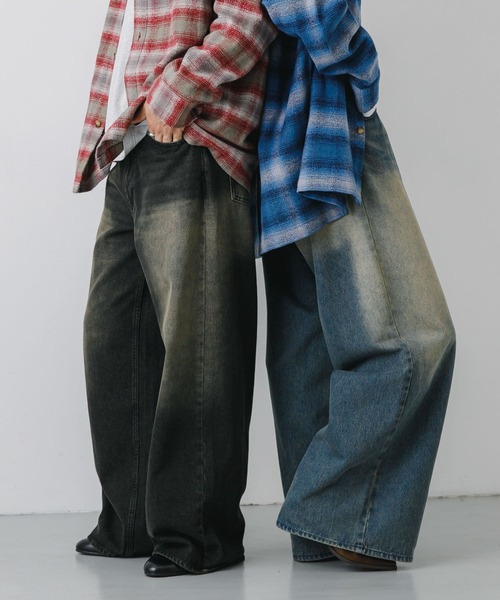 SENSE OF PLACE by URBAN RESEARCH(センスオブプレイスバイアーバンリサーチ)の「『ユニセックス』ヴィンテージライクデニムワイドパンツ(デニムパンツ・メンズ・ブラック/インディゴブルー・MEDIUM/LARGE)」の2枚目の写真