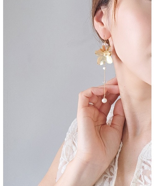 tone(トーン)の「【Tresor】メタルフラワー淡水パール ピアス(MA)(ピアス(両耳用)・レディース・ゴールド/シルバー・FREE)」の2枚目の写真