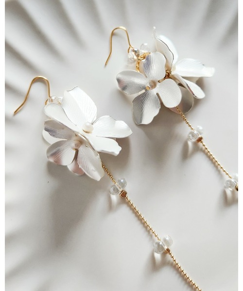 tone(トーン)の「【Tresor】メタルフラワー淡水パール ピアス(MA)(ピアス(両耳用)・レディース・ゴールド/シルバー・FREE)」の3枚目の写真