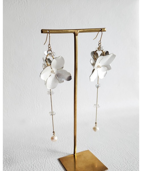 tone(トーン)の「【Tresor】メタルフラワー淡水パール ピアス(MA)(ピアス(両耳用)・レディース・ゴールド/シルバー・FREE)」の4枚目の写真