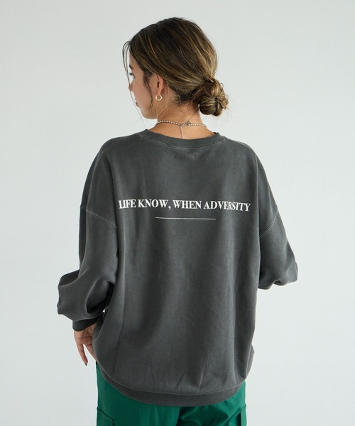 BAYFLOW（ベイフロー）の「[程よいサイズ感]ピグメントロゴスウェットプルオーバー（スウェット・レディース・ライトグレー/ブルー/チャコールグレー/オフホワイト/ライトピンク/ブラウン/ピンク/ライトブルー/ベージュ・SMALL/MEDIUM）」の13枚目の写真